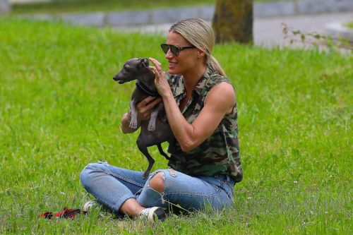 Michelle Hunziker Out with her Dogs in a Park in Bergamo 2020/06/02 21