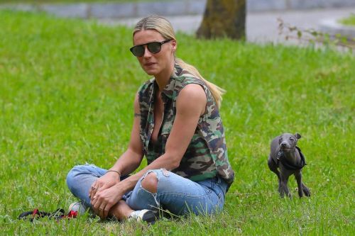 Michelle Hunziker Out with her Dogs in a Park in Bergamo 2020/06/02 21