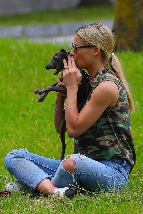 Michelle Hunziker Out with her Dogs in a Park in Bergamo 2020/06/02 22