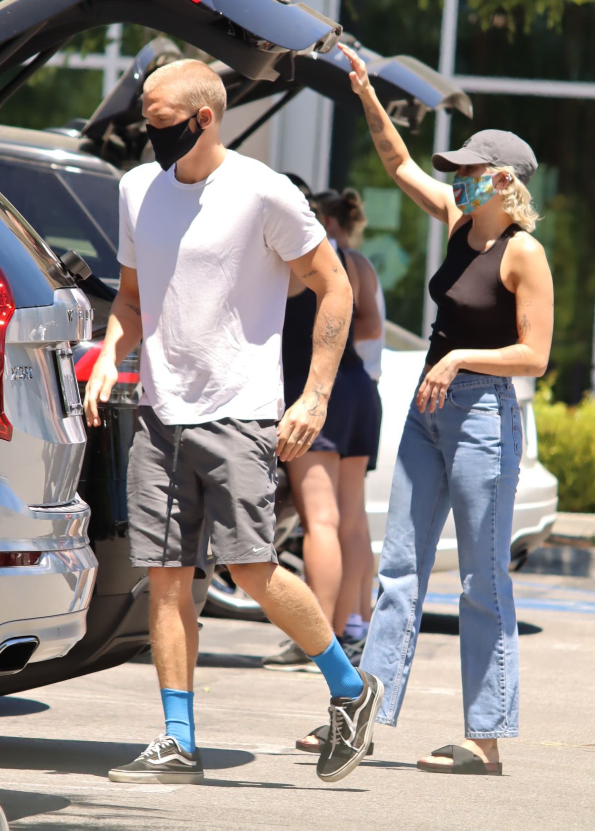 Miley Cyrus and Cody Simpson Out Shopping in Calabasas 2020/06/09