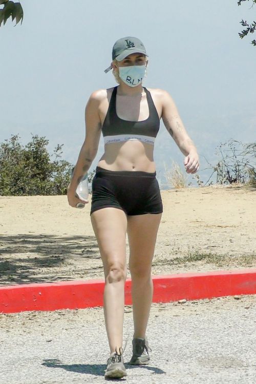 Miley Cyrus Out Hiking in Los Angeles 2020/06/04 2