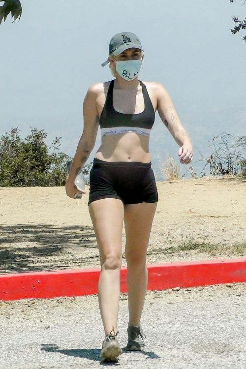 Miley Cyrus Out Hiking in Los Angeles 2020/06/04 7