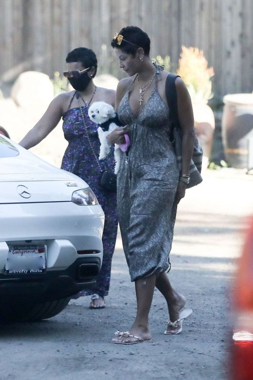 Nicole Murphy Out and About in Malibu 2020/06/14 1