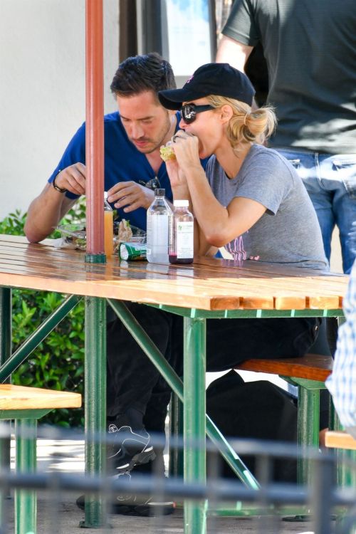 Paris Hilton and Carter Reum Out for Lunch in Malibu 2020/06/07 6