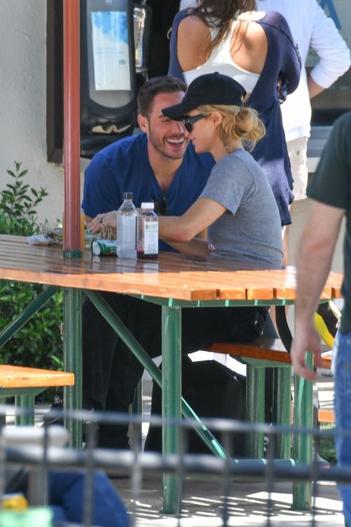 Paris Hilton and Carter Reum Out for Lunch in Malibu 2020/06/07 7