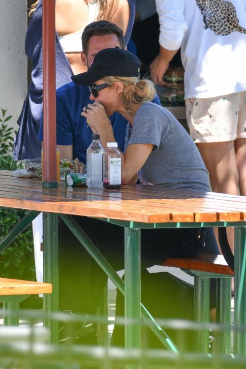 Paris Hilton and Carter Reum Out for Lunch in Malibu 2020/06/07 8