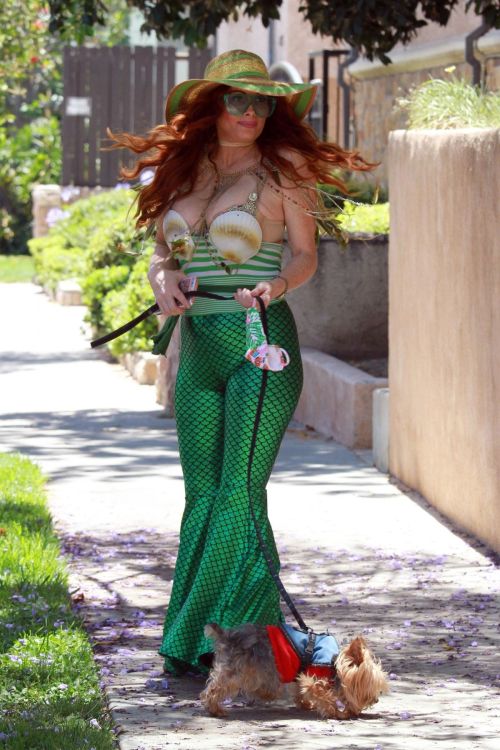 Phoebe Price in a Mermaid Outfit Out with Her Dog in Los Angeles 2020/06/12 5