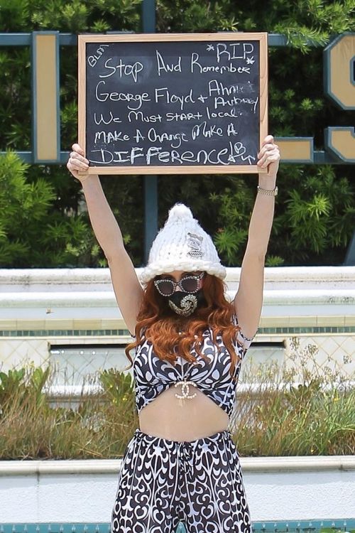 Phoebe Price Out Protesting Banner Photoshoot in Beverly Hills 2020/06/01 1