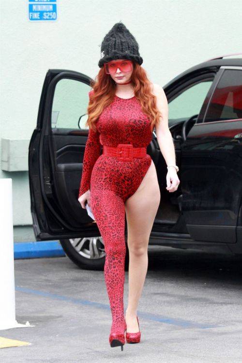 Phoebe Price Shopping at Petco in Los Angeles 2020/06/05 1