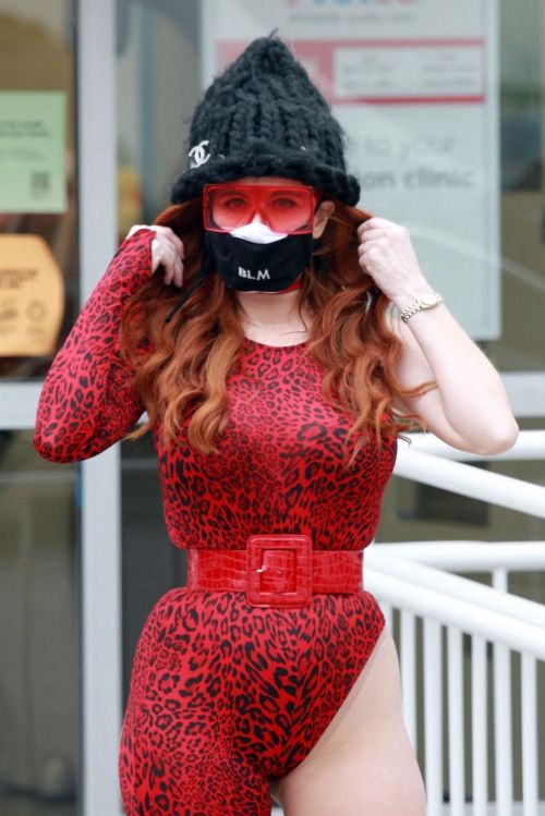 Phoebe Price Shopping at Petco in Los Angeles 2020/06/05 2
