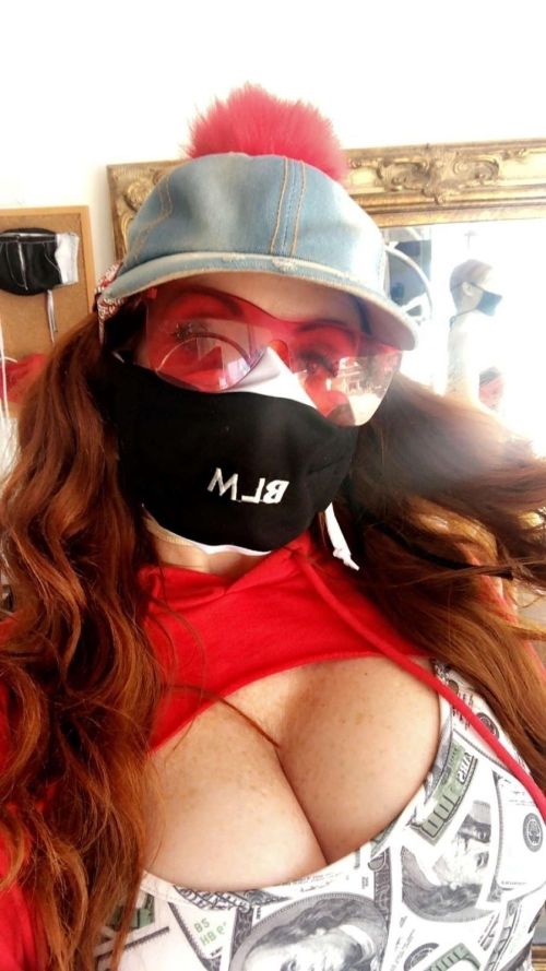 Phoebe Price Shows Off Her Variety of Face Masks 2020/06/04 5