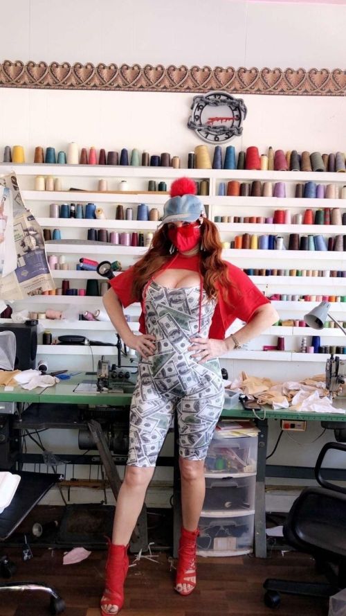 Phoebe Price Shows Off Her Variety of Face Masks 2020/06/04 6