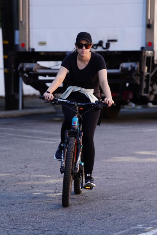 Pregnant Christina Schwarzenegger Riding Her Bike Out in Brentwood 2020/06/09 5