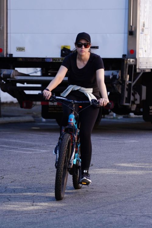 Pregnant Christina Schwarzenegger Riding Her Bike Out in Brentwood 2020/06/09 6