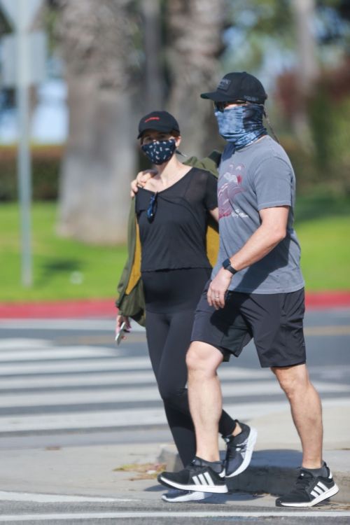Pregnant Katherine Schwarzenegger and Chris Pratt Out in Santa Monica 2020/06/01 9