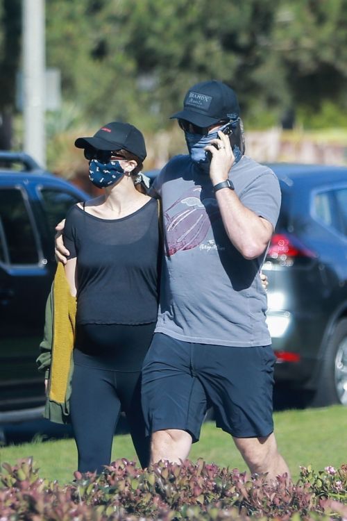 Pregnant Katherine Schwarzenegger and Chris Pratt Out in Santa Monica 2020/06/01 12
