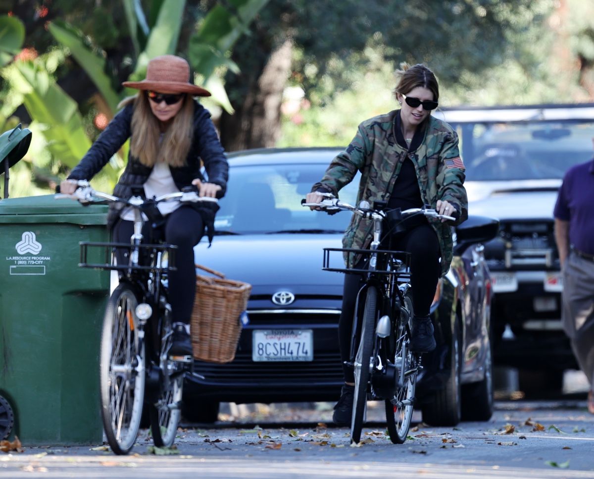 Pregnant Katherine Schwarzenegger Out Riding Bike in Los Angeles 2020/06/13
