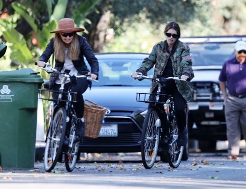 Pregnant Katherine Schwarzenegger Out Riding Bike in Los Angeles 2020/06/13 3