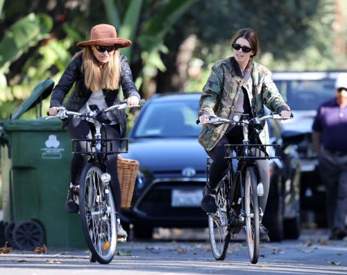 Pregnant Katherine Schwarzenegger Out Riding Bike in Los Angeles 2020/06/13 4