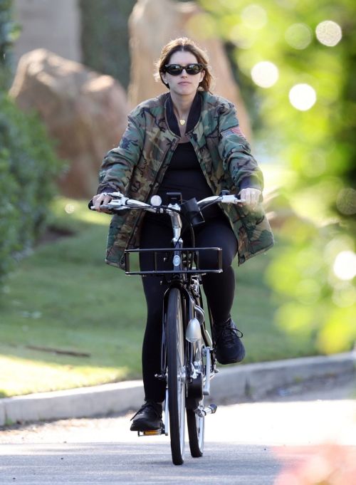 Pregnant Katherine Schwarzenegger Out Riding Bike in Los Angeles 2020/06/13 6