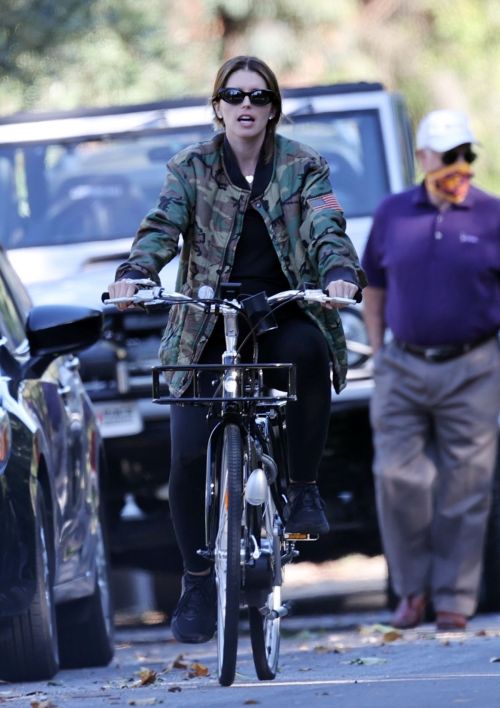 Pregnant Katherine Schwarzenegger Out Riding Bike in Los Angeles 2020/06/13 7