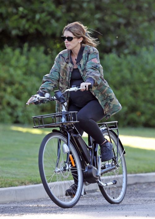 Pregnant Katherine Schwarzenegger Out Riding Bike in Los Angeles 2020/06/13 9