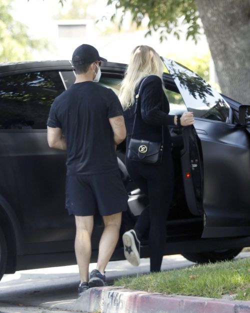 Pregnant Sophie Turner and Joe Jonas Out in Los Angeles 2020/06/20