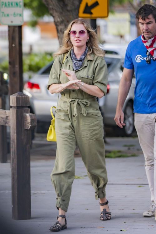 Rebecca Romijn Out and About in Calabasas 2020/06/08 1