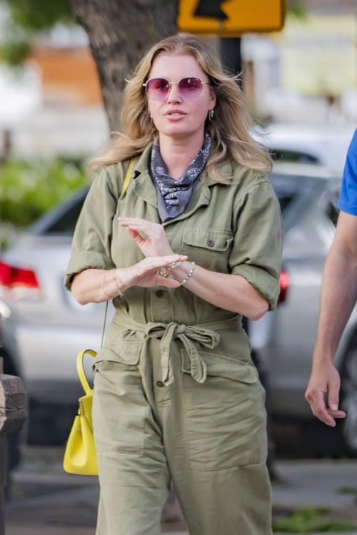 Rebecca Romijn Out and About in Calabasas 2020/06/08 7
