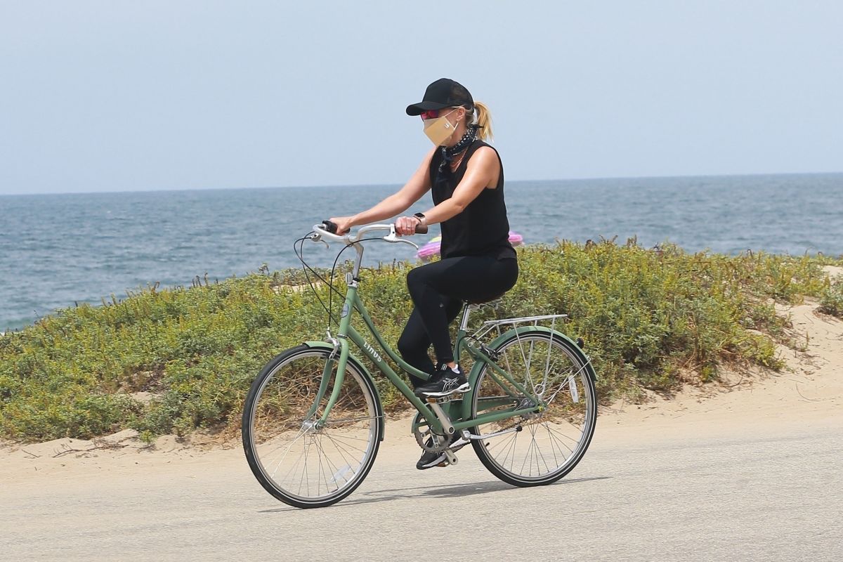 Reese Witherspoon Out Riding a Bike in Malibu 2020/05/31