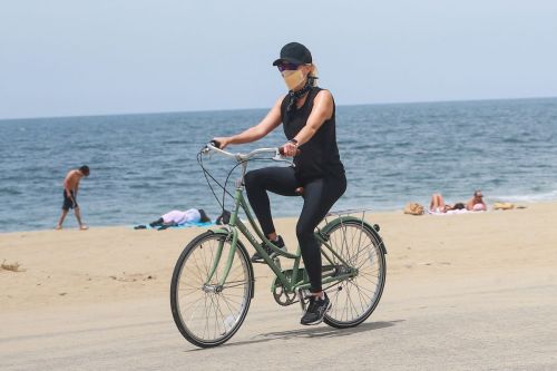 Reese Witherspoon Out Riding a Bike in Malibu 2020/05/31 1