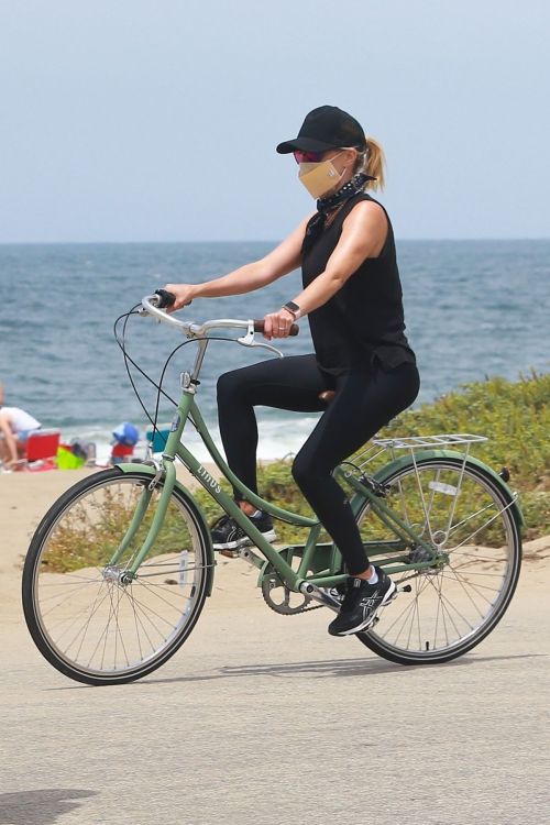 Reese Witherspoon Out Riding a Bike in Malibu 2020/05/31 2