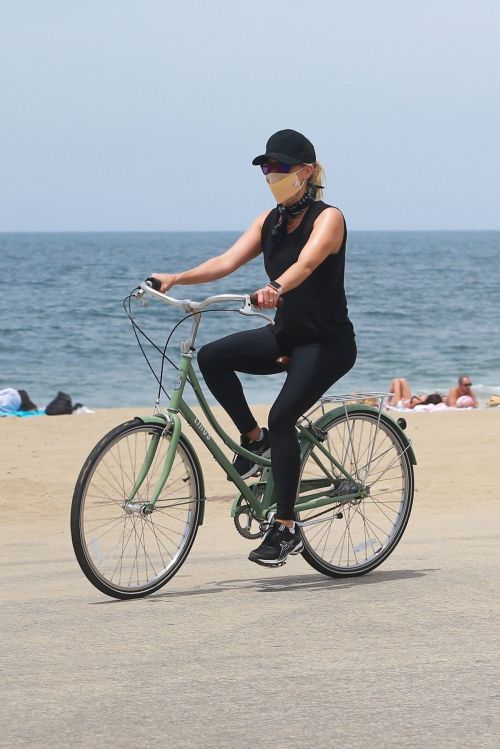 Reese Witherspoon Out Riding a Bike in Malibu 2020/05/31 4