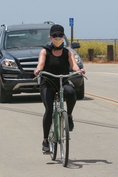 Reese Witherspoon Out Riding a Bike in Malibu 2020/05/31 6