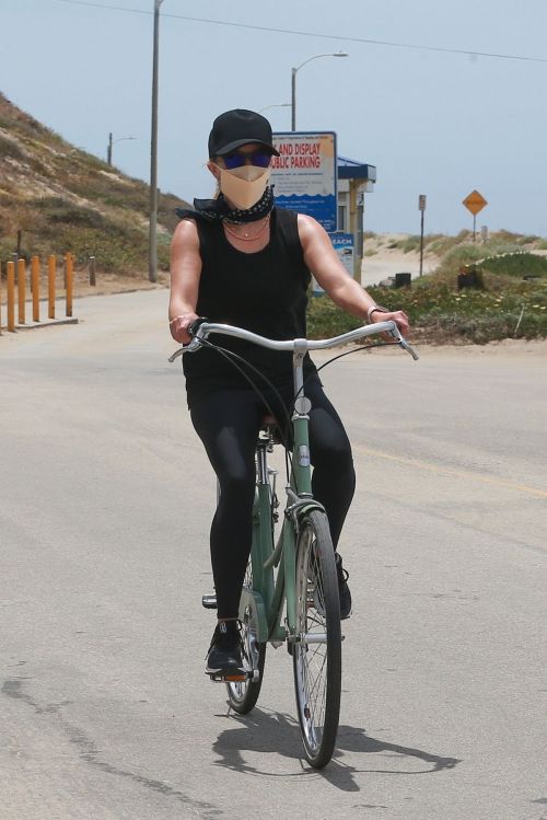Reese Witherspoon Out Riding a Bike in Malibu 2020/05/31 7