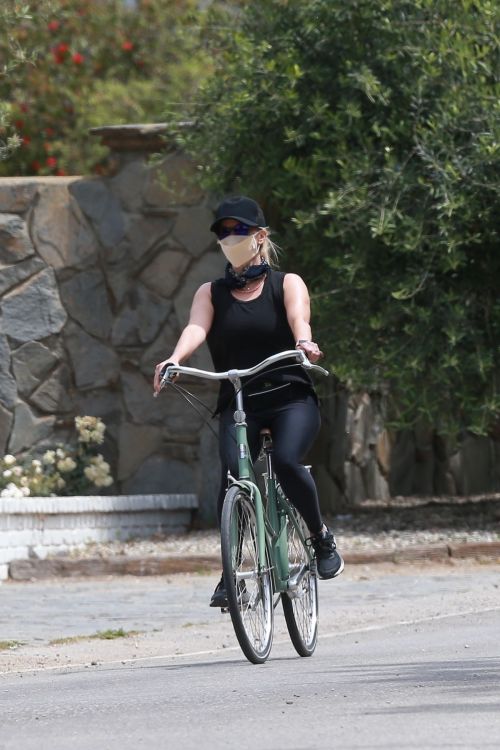 Reese Witherspoon Out Riding a Bike in Malibu 2020/06/12 1