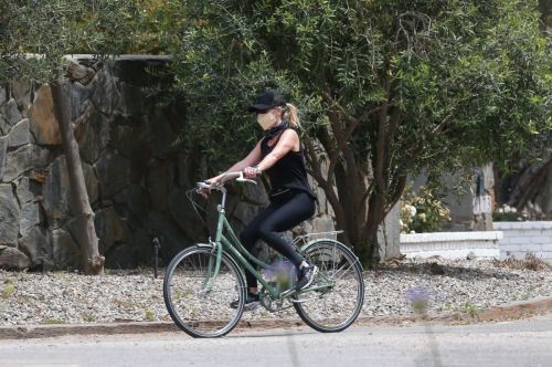 Reese Witherspoon Out Riding a Bike in Malibu 2020/06/12 2