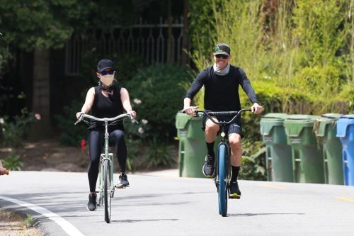 Reese Witherspoon Out Riding a Bike in Malibu 2020/06/12 3