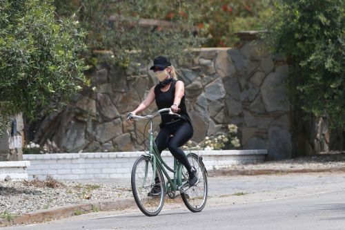 Reese Witherspoon Out Riding a Bike in Malibu 2020/06/12 5