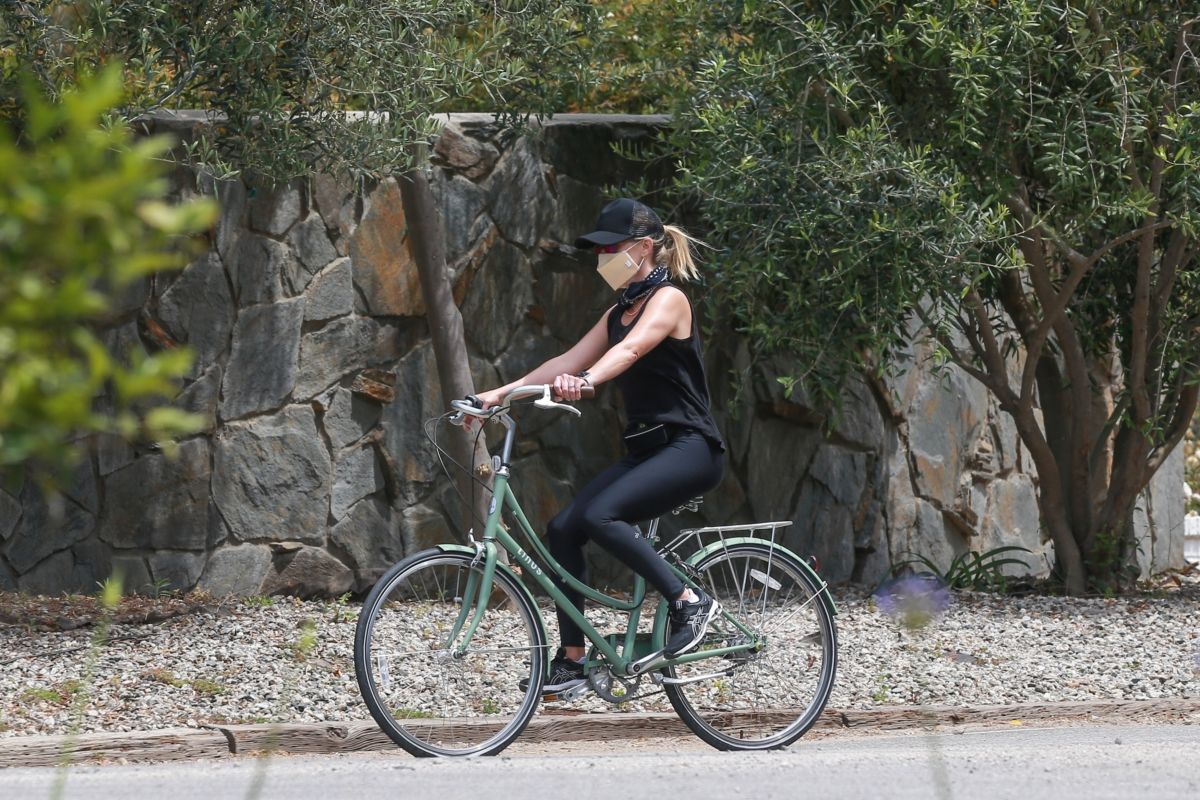 Reese Witherspoon Out Riding a Bike in Malibu 2020/06/12