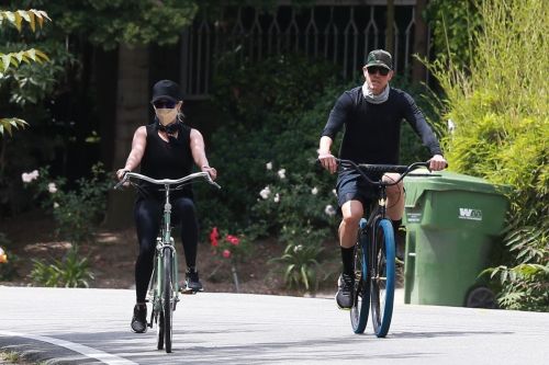 Reese Witherspoon Out Riding a Bike in Malibu 2020/06/12 7