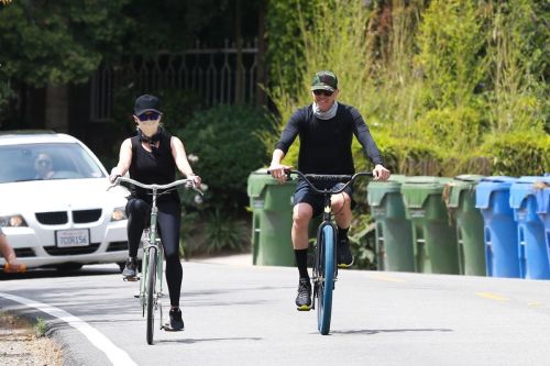 Reese Witherspoon Out Riding a Bike in Malibu 2020/06/12 8
