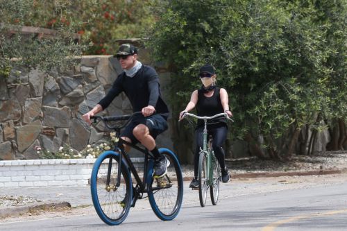Reese Witherspoon Out Riding a Bike in Malibu 2020/06/12 9