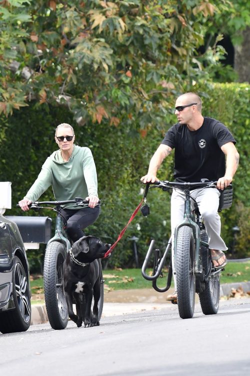 Robin Wright Enjoy Riding a Bike with her husband Clement Giraudet in Brentwood 2020/06/02
