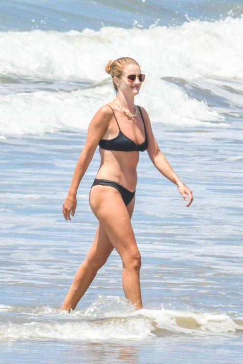 Rosie Huntington-Whiteley in Bikini at a Beach in Malibu 2020/06/14