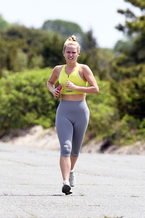 Sailor Brinkley Out Jogging in East Hampton 2020/05/30 9