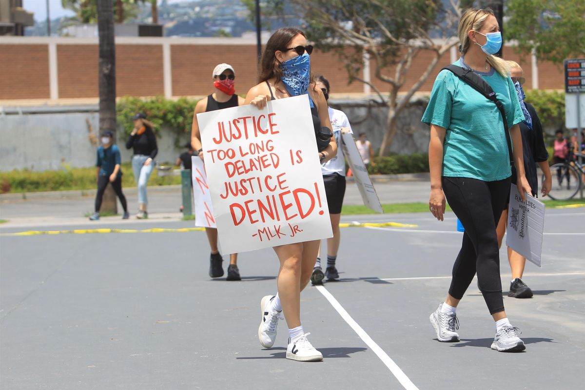 Sara Sampaio and Juliana Herz at a Protest in Los Angeles 2020/06/06