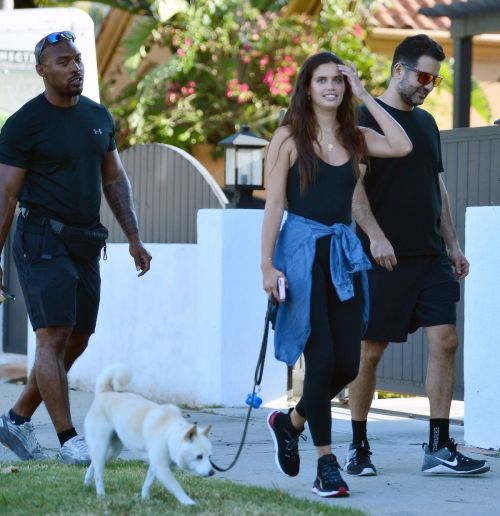 Sara Sampaio Out with Her Dog Kyta in Los Angeles 2020/06/07 4