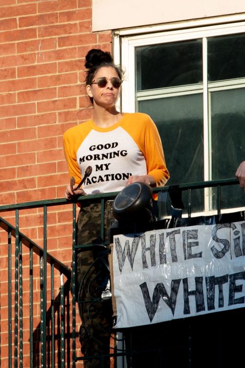 Sarah Silverman Claps for Health Care Works in New York 2020/06/09 2