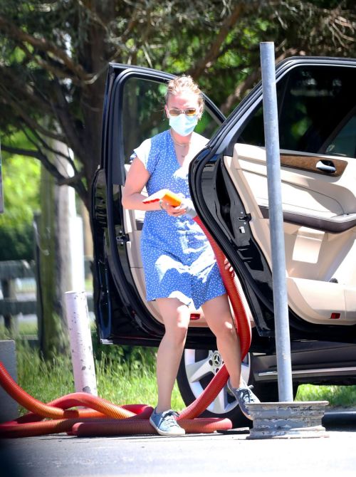 Scarlett Johansson Cleaning Her Car Out in New York 2020/06/08